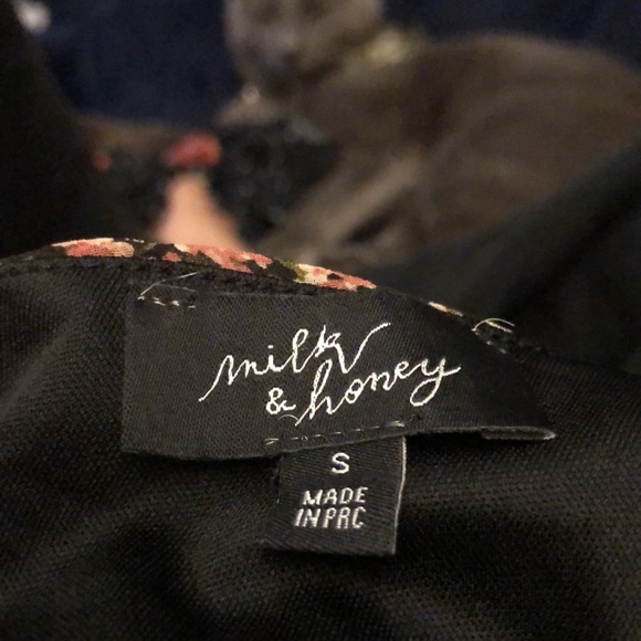 Very cute summer dress, low cut in front and open back. - Picture 3 of 3